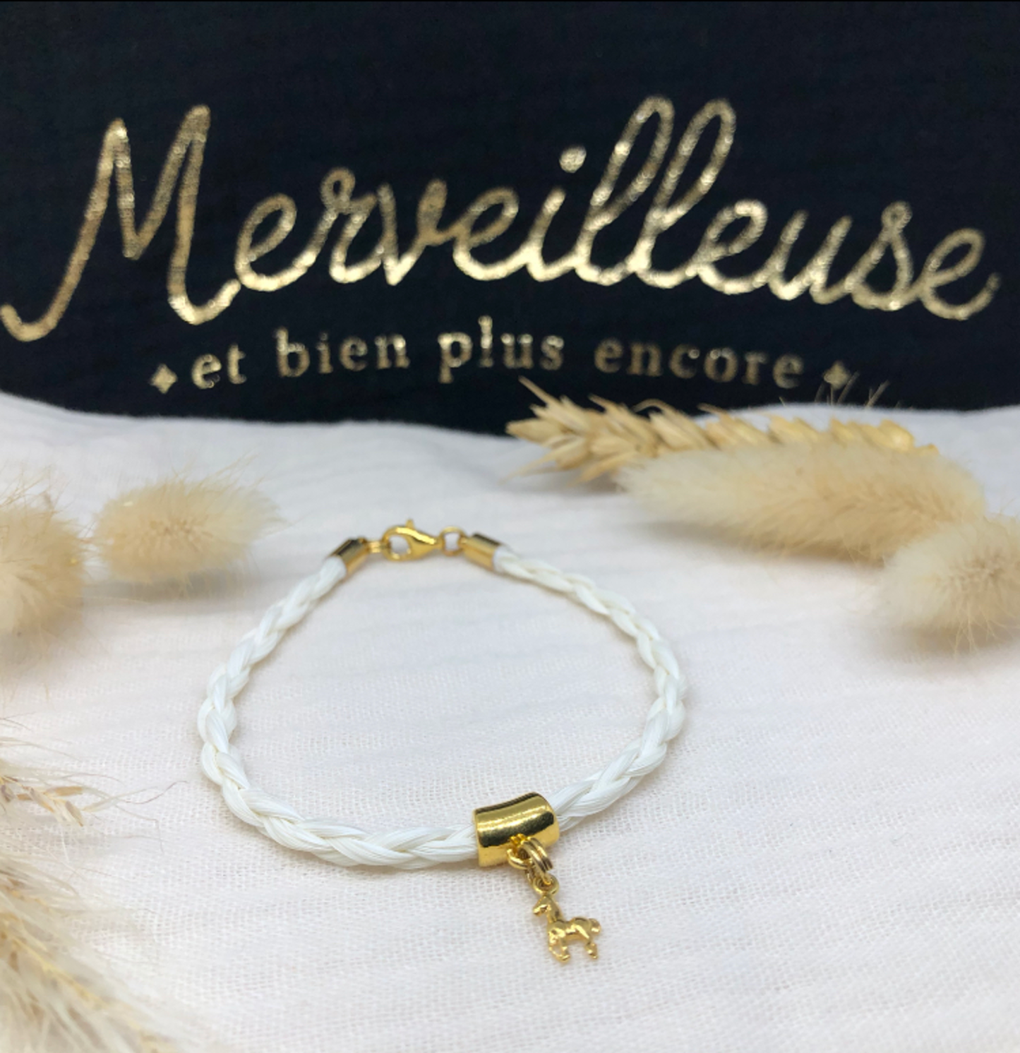 bracelet en crin de cheval avec tresse ronde et breloque cheval en acier inoxydable doré ou argenté.