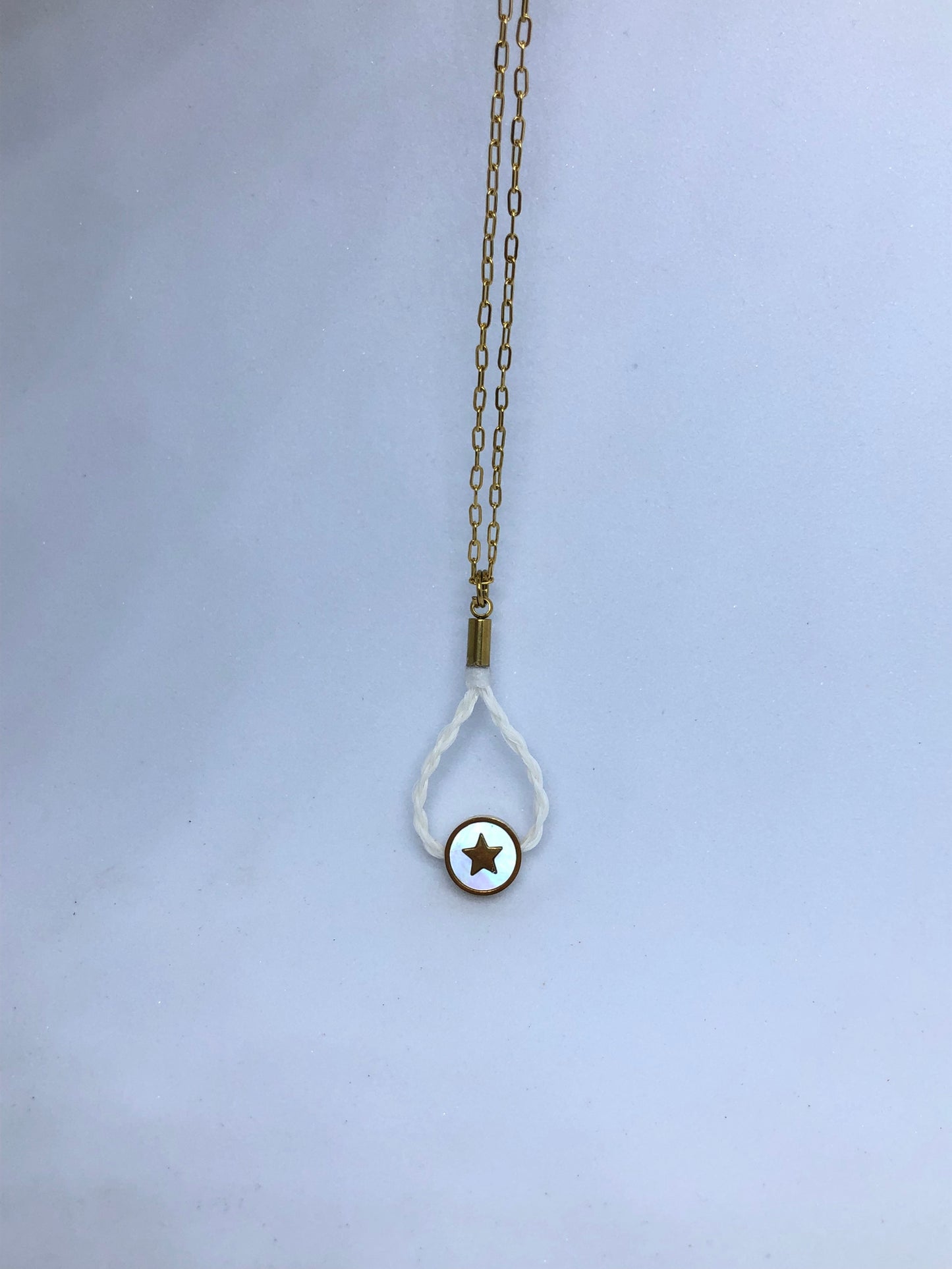 pendentif crin de cheval acier inoxydable doré avec sa chaine et sa perle de nacre étoilée