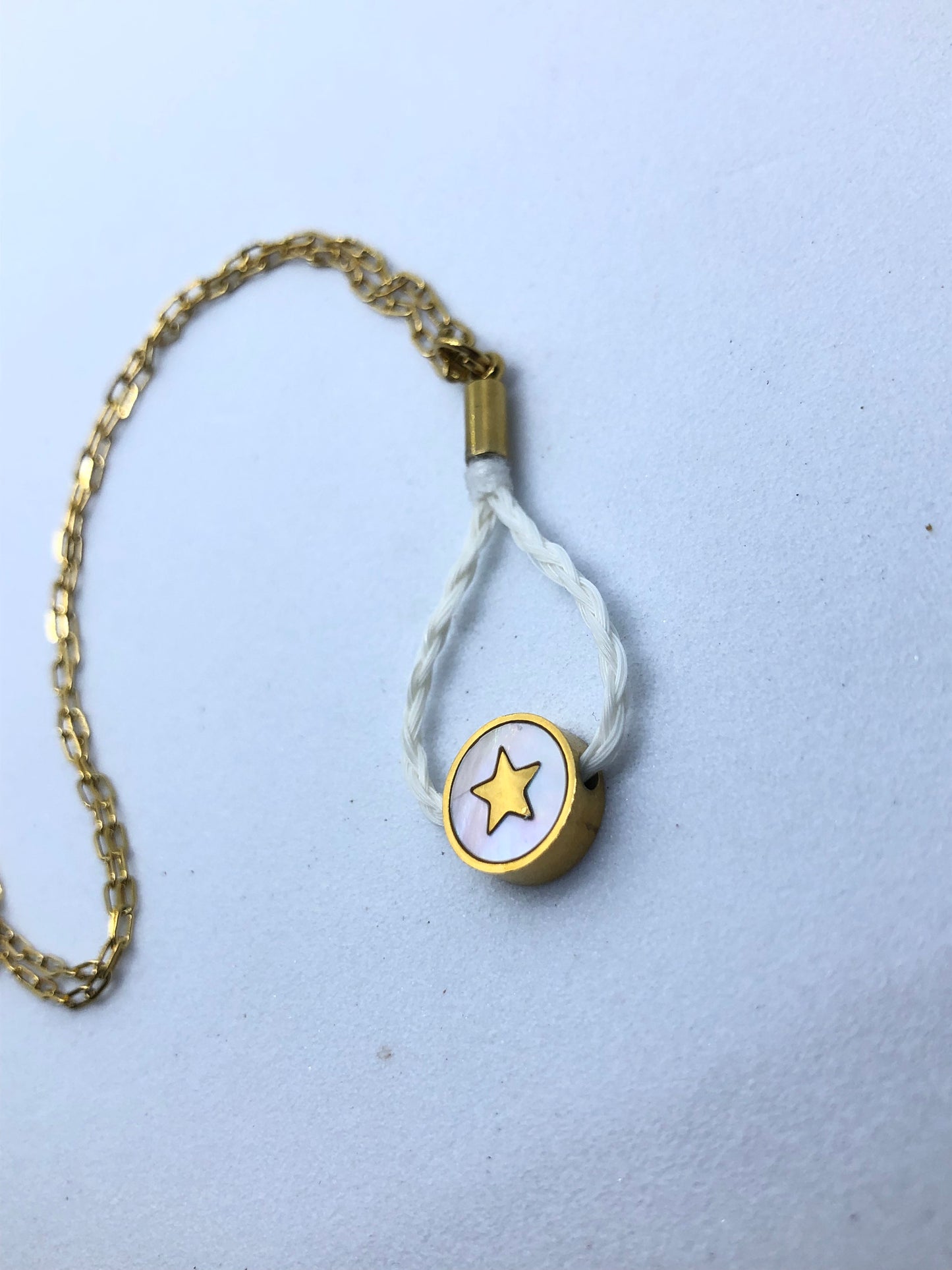 pendentif crin de cheval acier inoxydable doré avec sa chaine et sa perle de nacre étoilée