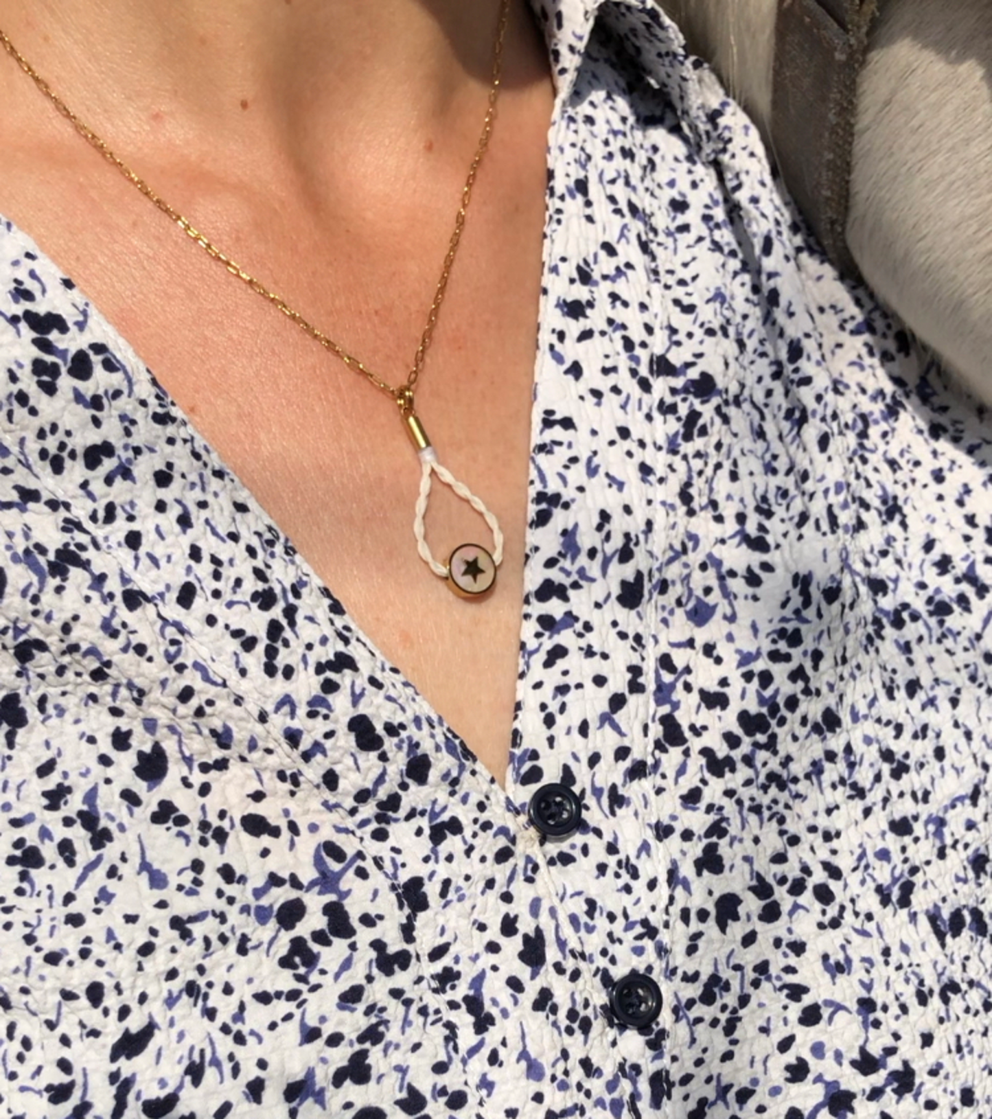 pendentif crin de cheval acier inoxydable doré avec sa chaine et sa perle de nacre étoilée