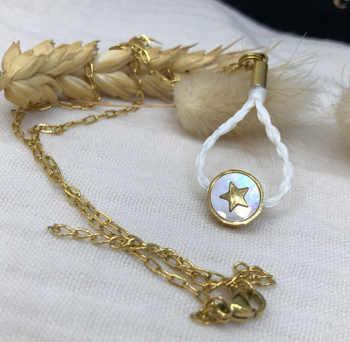 pendentif crin de cheval acier inoxydable doré avec sa chaine et sa perle de nacre étoilée