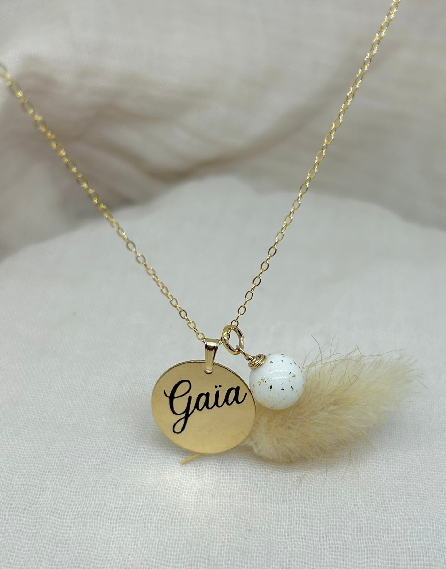 Pendentf gravé avec le prénom et sa perle de lait maternel pour garder un souvenir de votre allaitement