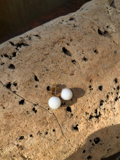 Clous d’oreilles perle de lait