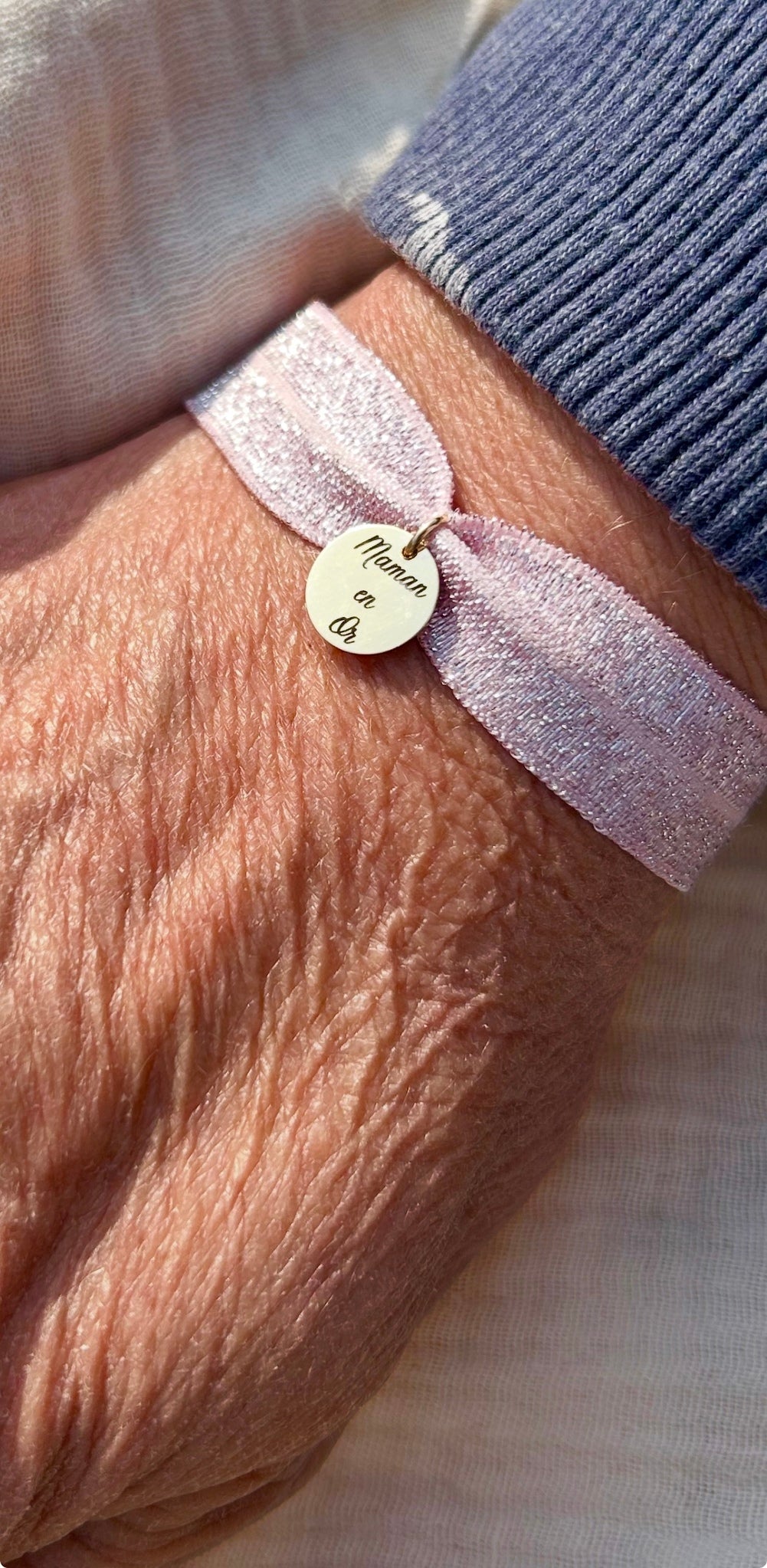 bracelet ruban élastique avec médaillon gravé