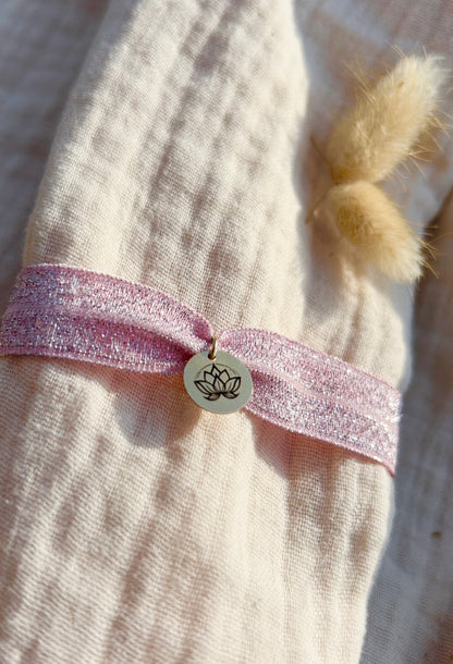 bracelet ruban élastique avec médaillon gravé
