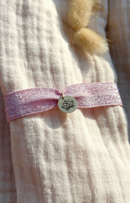 bracelet ruban élastique avec médaillon gravé