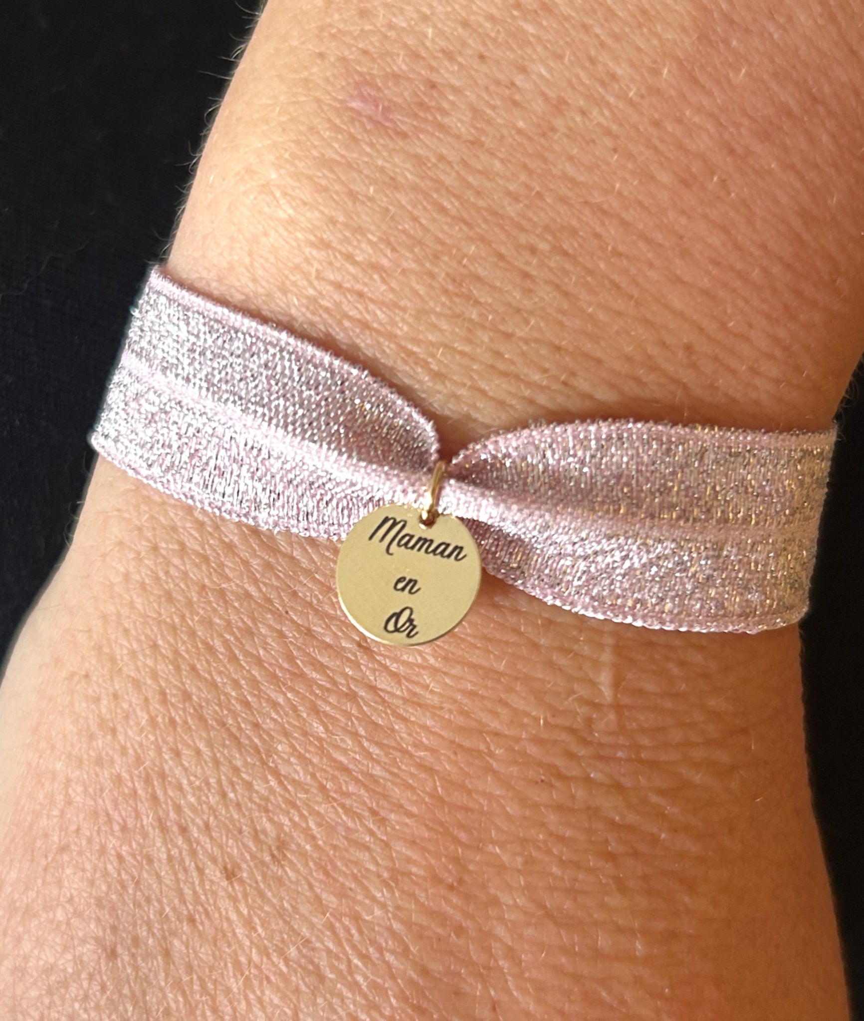 bracelet ruban élastique avec médaillon gravé
