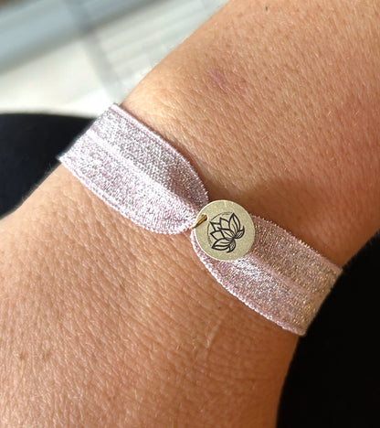 bracelet ruban élastique avec médaillon gravé